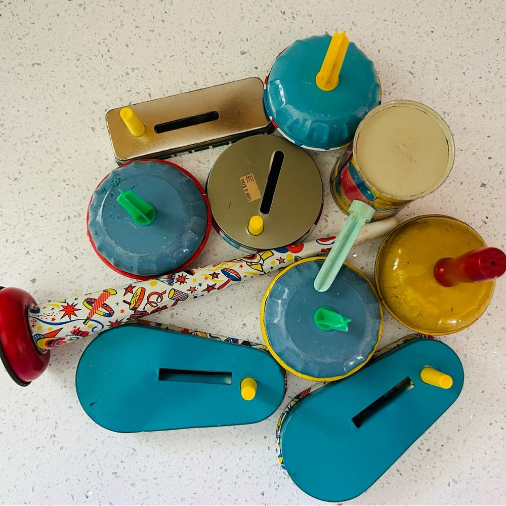 Tin noise makers lot of ten. - Picture 11 of 16